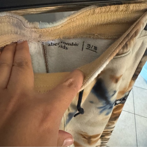 Abercrombie kids boys jogger fleece sweatpants 
Like new condition 
Size 15/16 - Picture 8 of 8